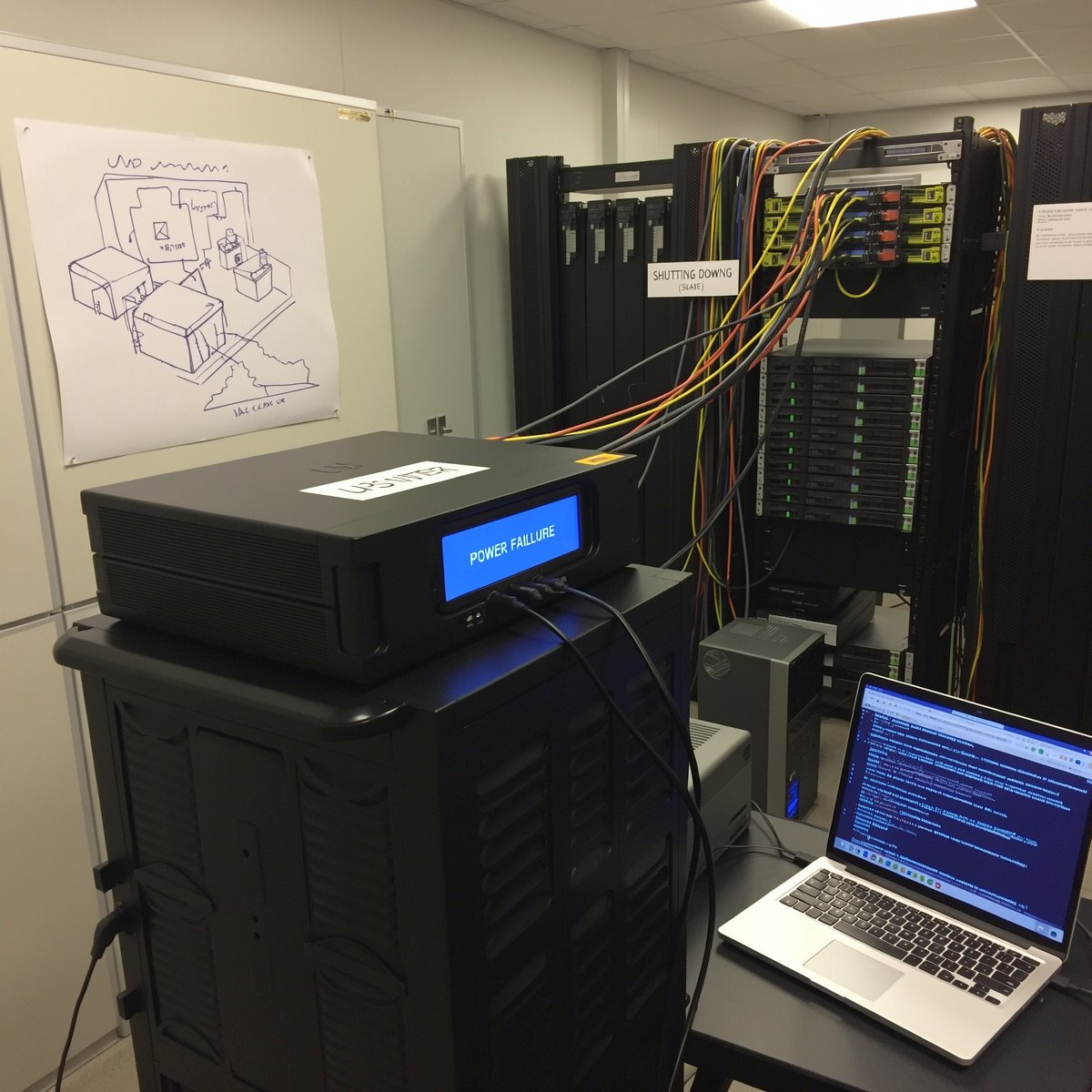 UPS 搭配 QNAP NAS 擔任停電時全設備自動關機總指揮，避免斷電時資料損毀