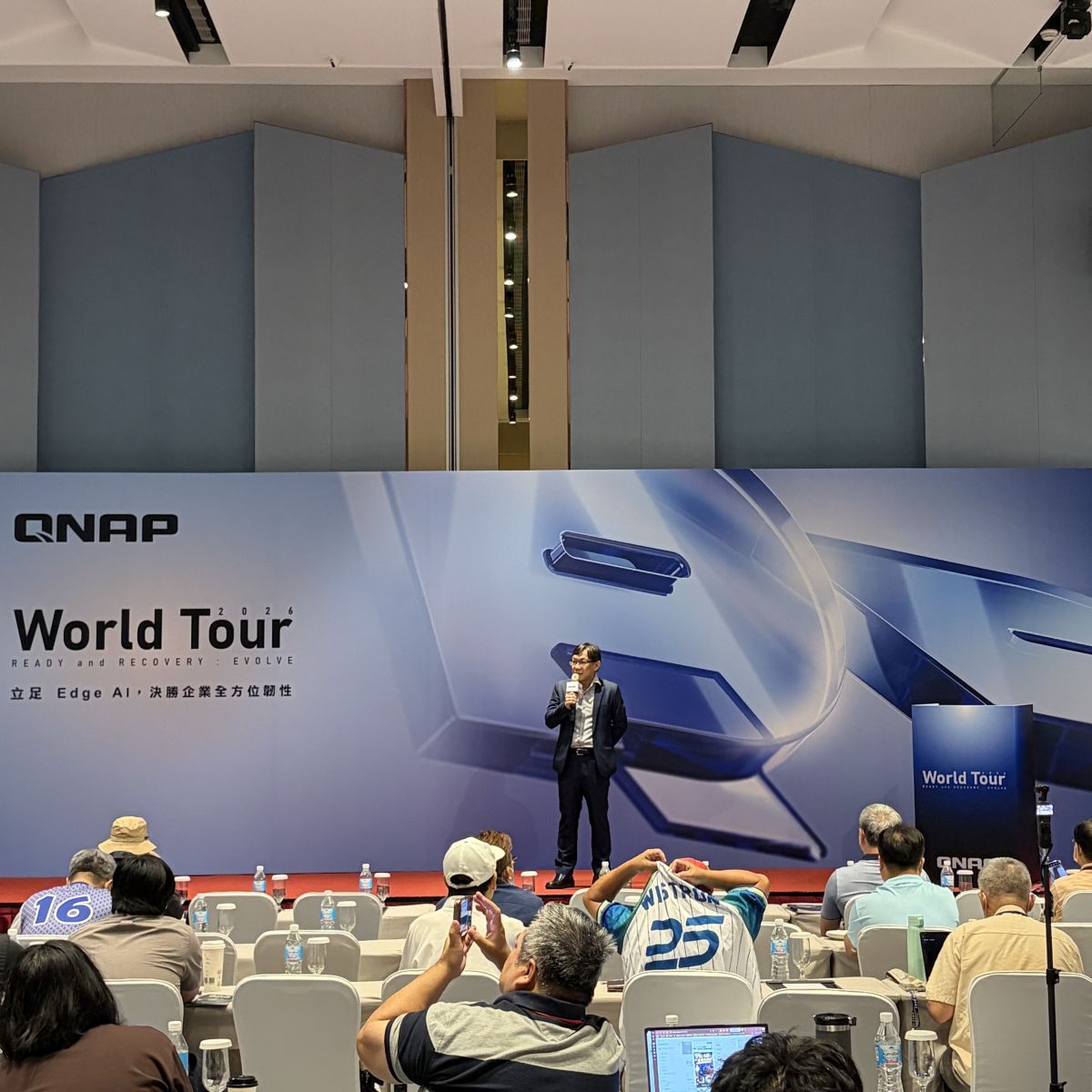 QAI 硬體加速地端運算，Thunderbolt 5 與高速網路打造企業 AI 儲存新骨幹 – QNAP World Tour 2026 展場直擊 1