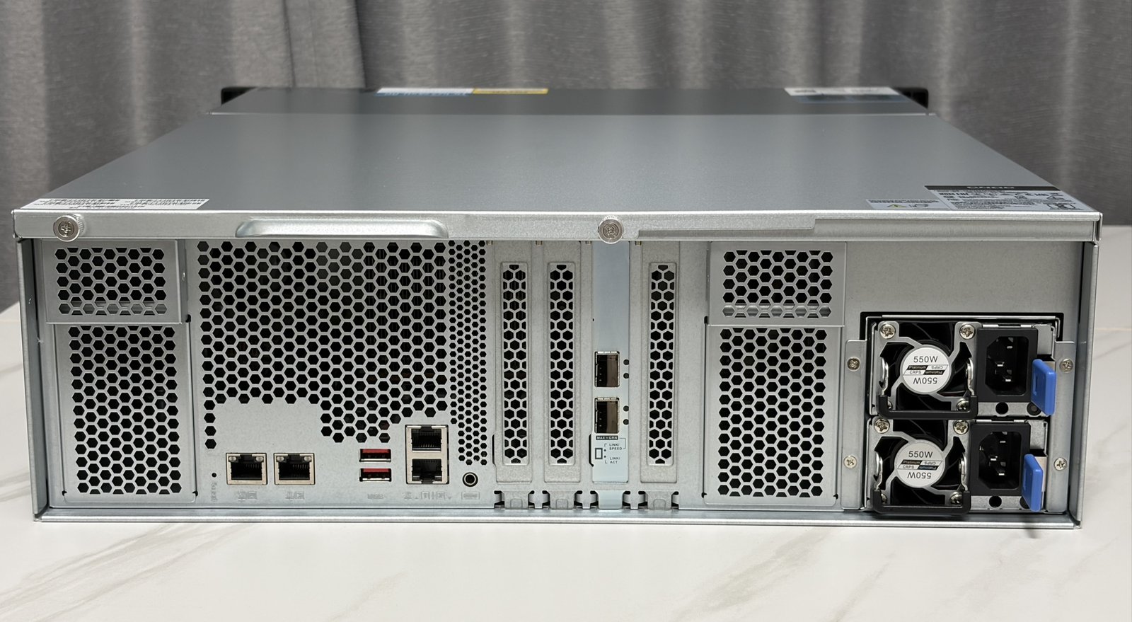 TS-h1677AXU-RP 背面，含 I/O 區、PCIe 擴充槽與雙備援電源
