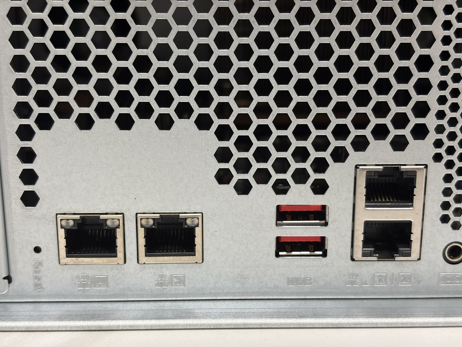TS-h1677AXU-RP 背板 I/O，兩個 10GBASE-T、兩個 2.5GbE 與兩個 USB 3.2 Gen 2