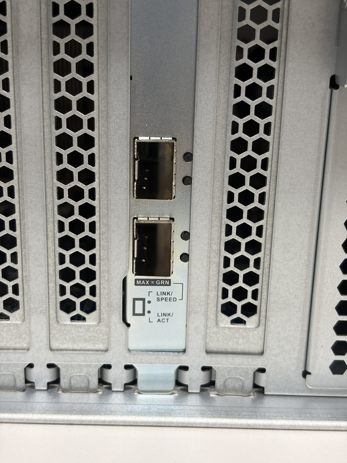 加裝的 QNAP QXG-25G2SF-BCM 雙埠 25GbE SFP28 網路卡