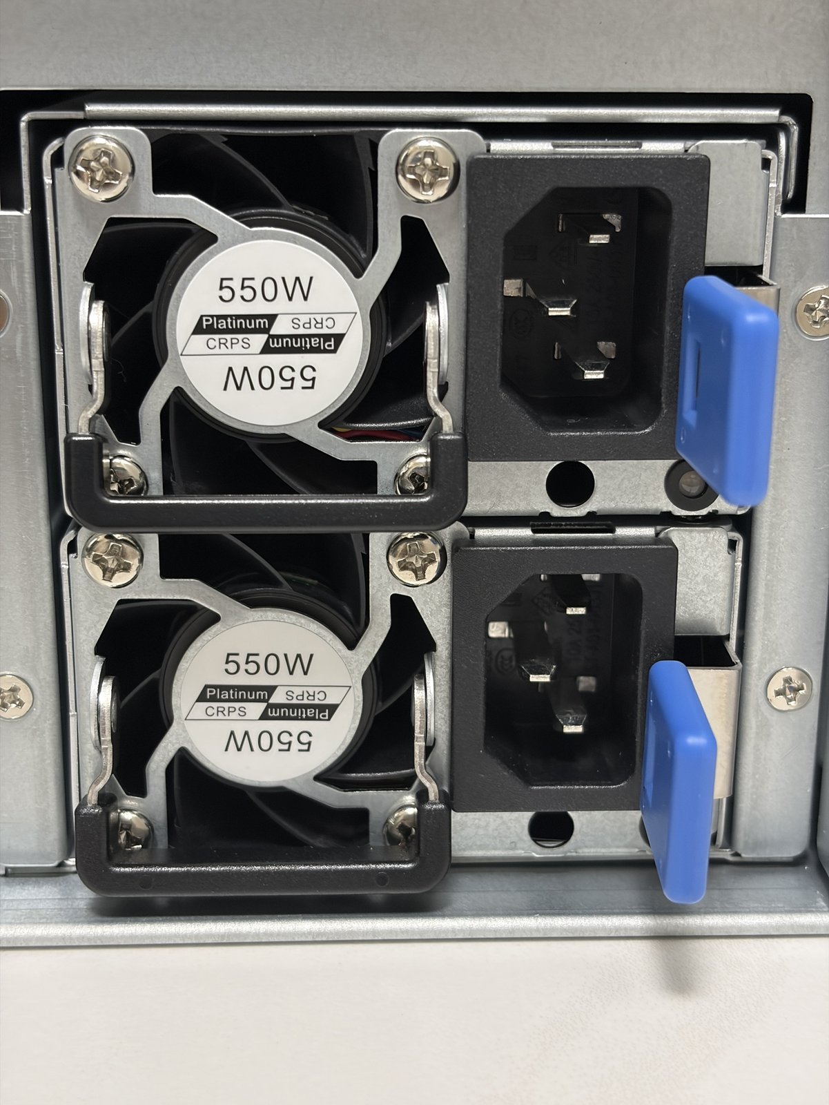 兩顆 550W 80 PLUS 白金 CRPS 熱插拔備援電源
