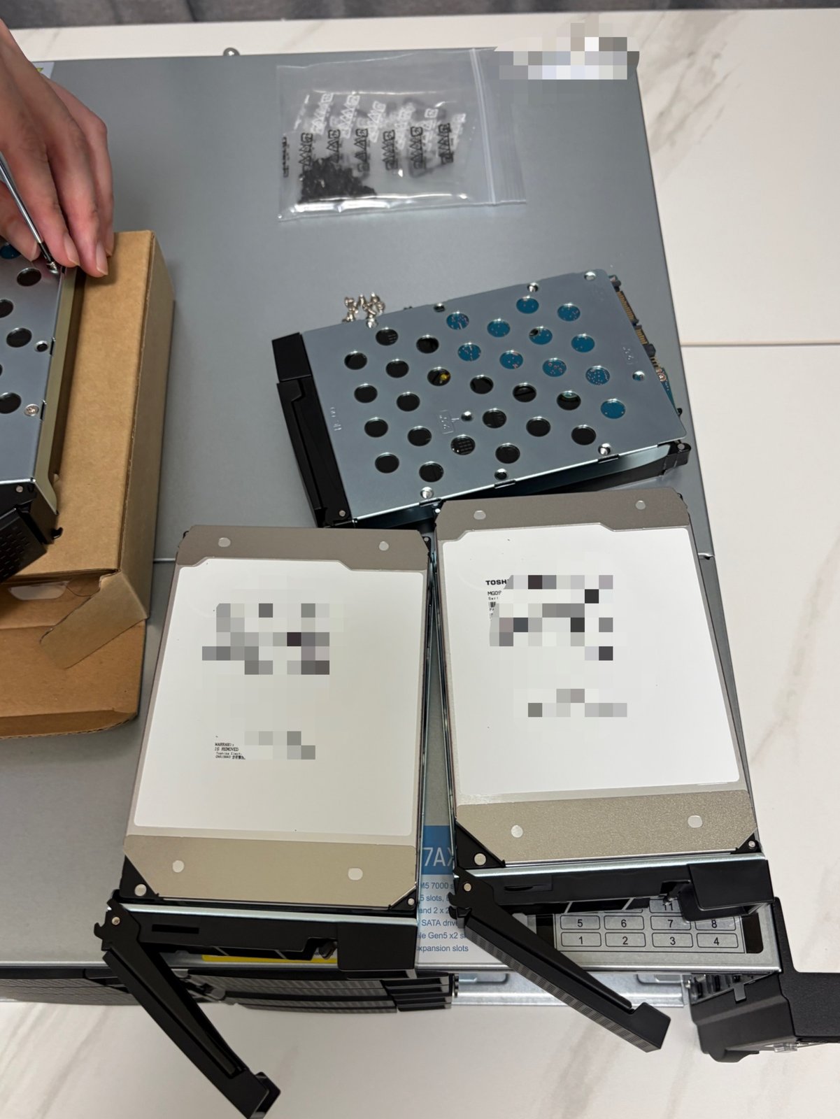 將 Toshiba MG09 硬碟以螺絲固定在硬碟托盤上